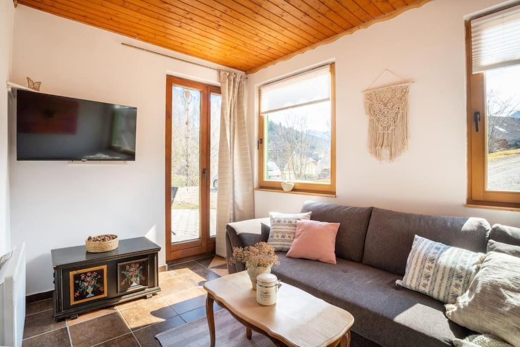 Butterfly Cottage By The Creek Тржич Екстер'єр фото